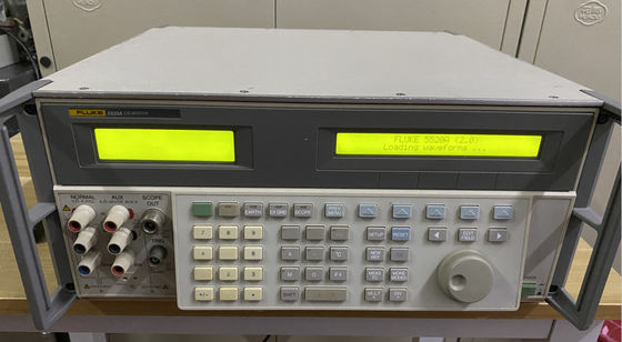 購入 600 MHz振幅信号、RS-232インターフェース付きフルーク 5520A マルチプロダクトキャリブレータ、中古品 オンライン製造