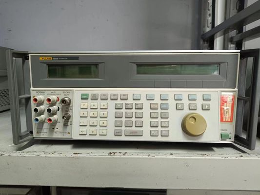 購入 Fluke 5520A マルチプロダクト校正器を 600 MHz の幅信号と RS-232 インターフェースでリサイクルする オンライン製造