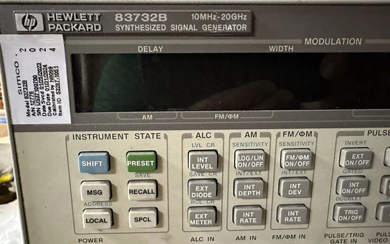購入 Keysight 83732B 10 MHz～20 GHz シンセサイザ・シグナルジェネレータ（パルス変調、ベンチトップ/ラックマウントオプション付） オンライン製造