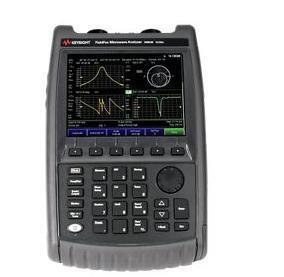 買う Keysight FieldFox ハンドヘルドマイクロ波アナライザ 54 GHz (120 MHz ギャップフリー帯域幅、堅牢な防滴設計) オンライン製造