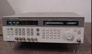 ベンチトップは信号発電機、Keysight Agilent 83731B RFの源の発電機を総合した