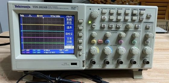 使用されたTektronix TDS2024B多重チャンネル4CH 2GSs 200MHz色DSOのよい状態