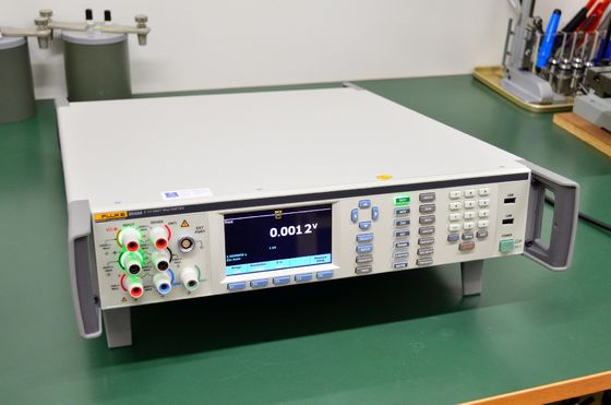 FLUKE 8558A 8.5 桁のマルチメーター 精密な測定のための工業級