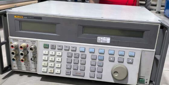 Fluke 5520A 多機能校正器 20A 直流出力 圧力測定 600 MHz スコープ校正